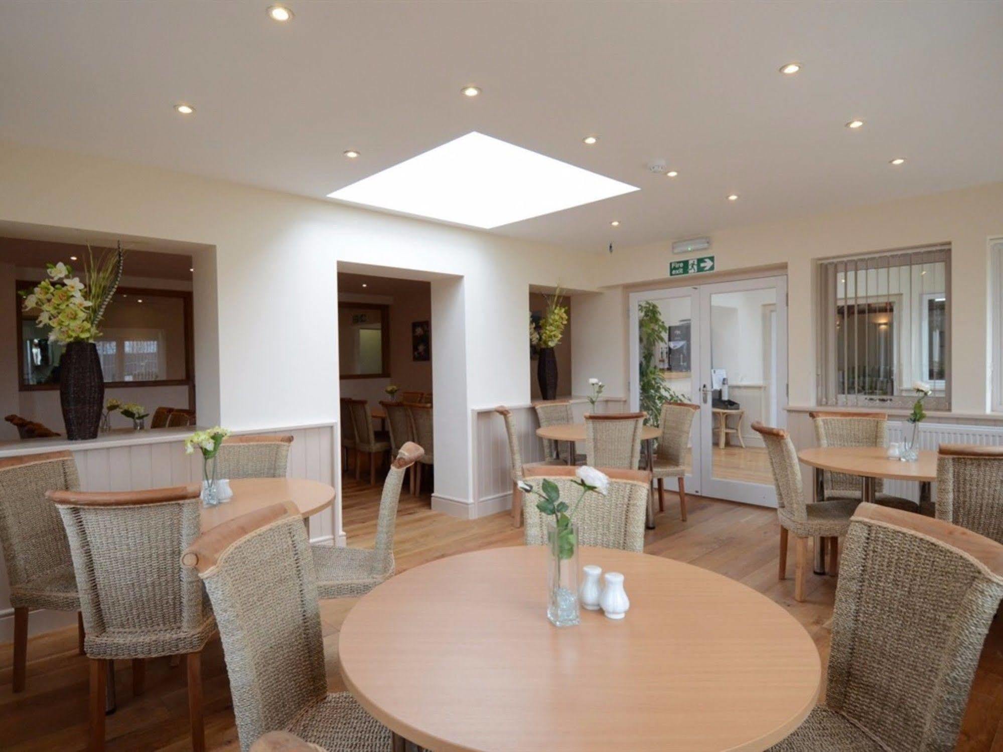 Neuadd Henllan Lodge บลิตธ์เวลส์ ภายนอก รูปภาพ
