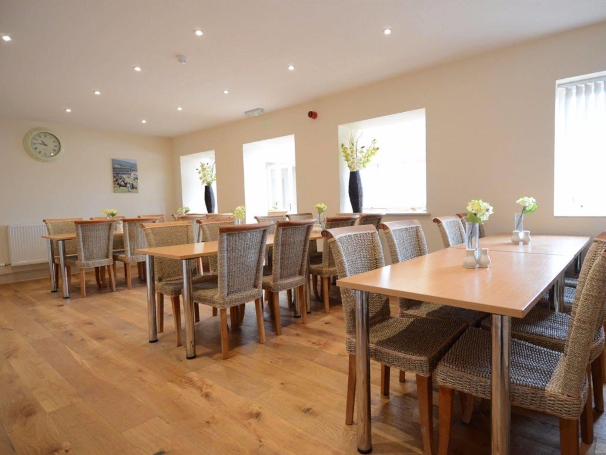 Neuadd Henllan Lodge บลิตธ์เวลส์ ภายนอก รูปภาพ